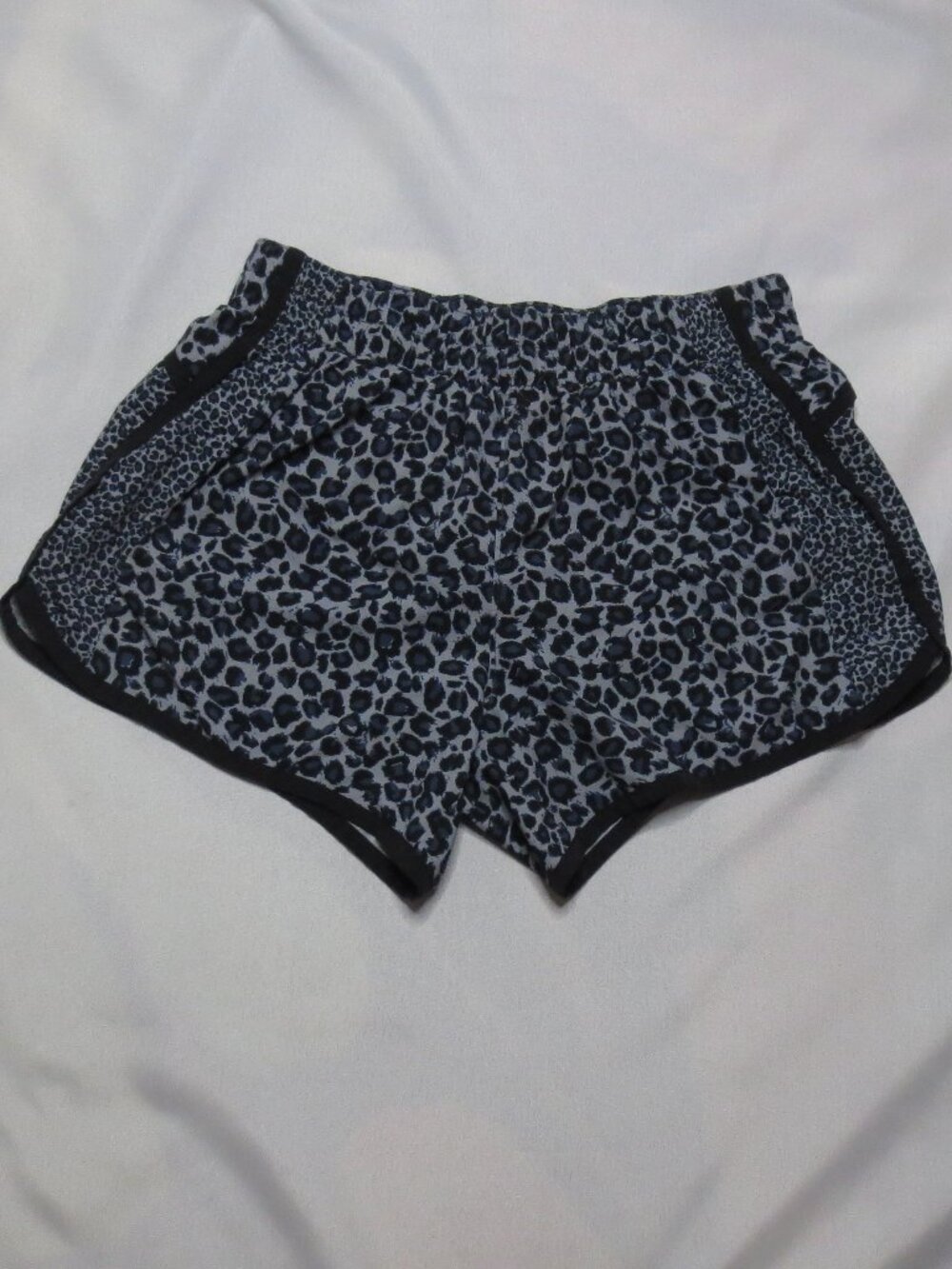 GAP FIT womens SHORTS black ANIMAL PRINT gray G STRIDE cheetah RUNNING SIZE XS